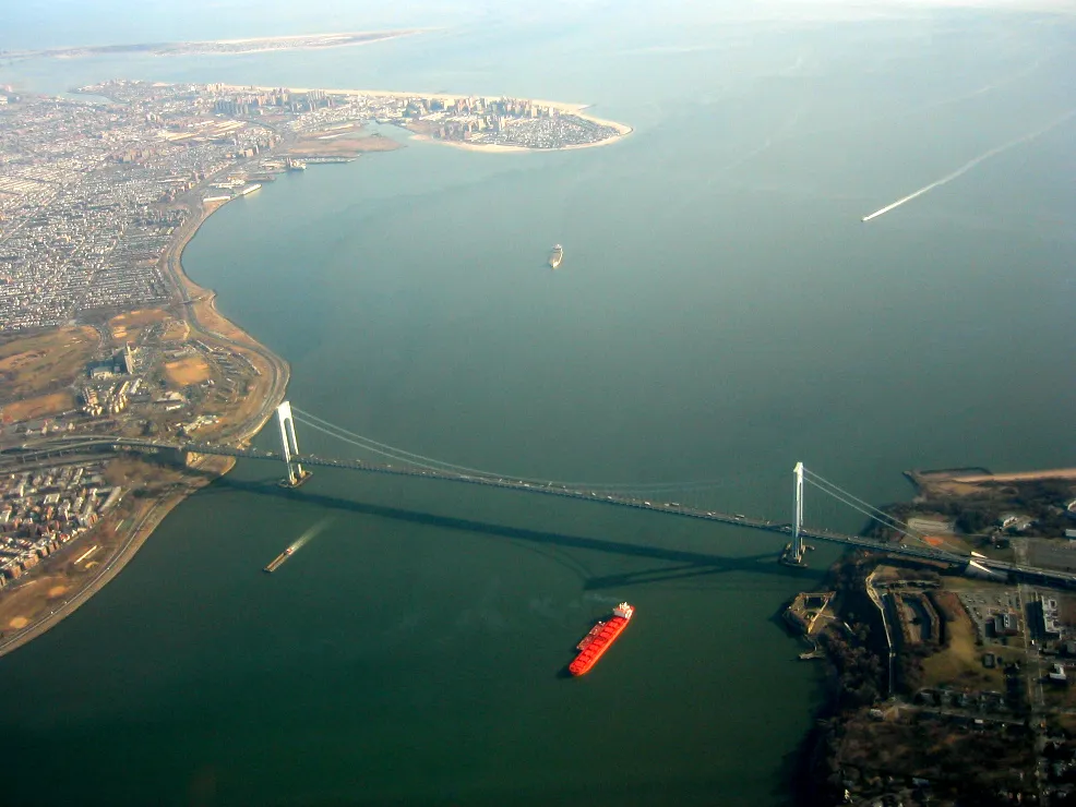 韦拉扎诺海峡大桥实景图
