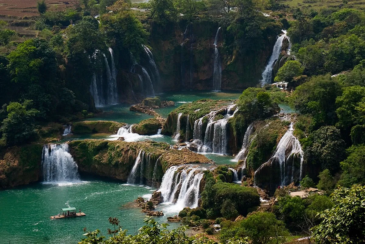 德天瀑布实景图