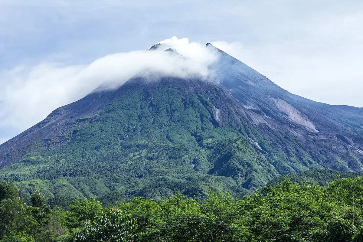 默拉皮火山实景图