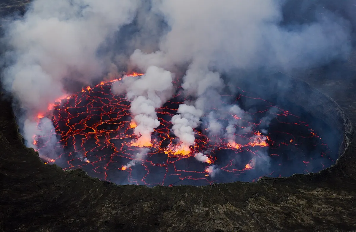 尼拉贡戈火山实景图