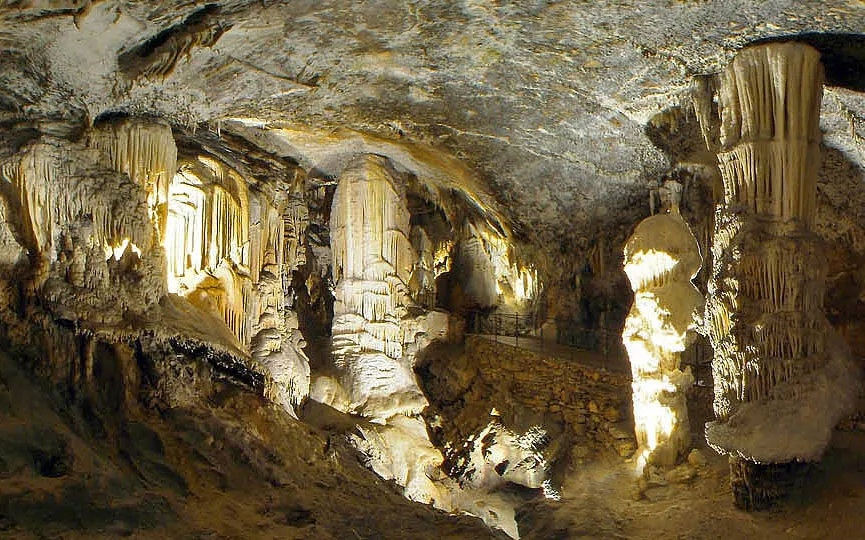 波斯特伊纳溶洞实景图